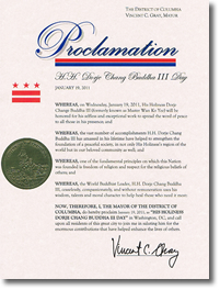 美國首都華盛頓市葛瑞市長正式宣布二零一一年一月十九日為“第三世多杰羌佛日”，並號召大家向第三世多杰羌佛致敬！(點擊以放大)